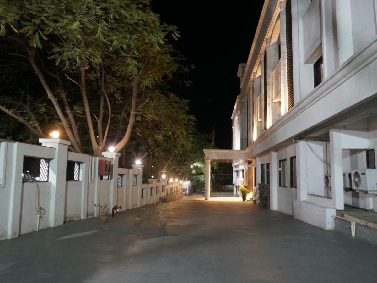 Palette Four Seasons Recreation Resort Jalgaon Exterior photo