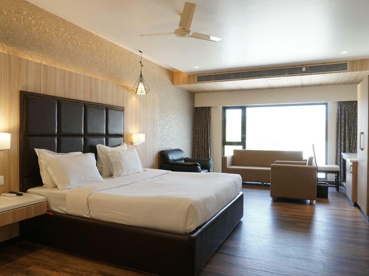 Palette Four Seasons Recreation Resort Jalgaon Exterior photo